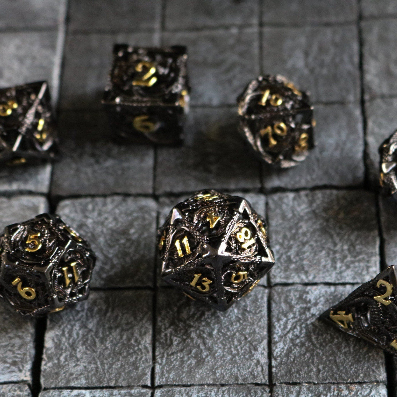 Dragon Hollow Metal Dice Set Black/Gold Tabletop Gaming
